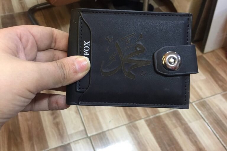 المنارة للهدايا — محافظ وجلد